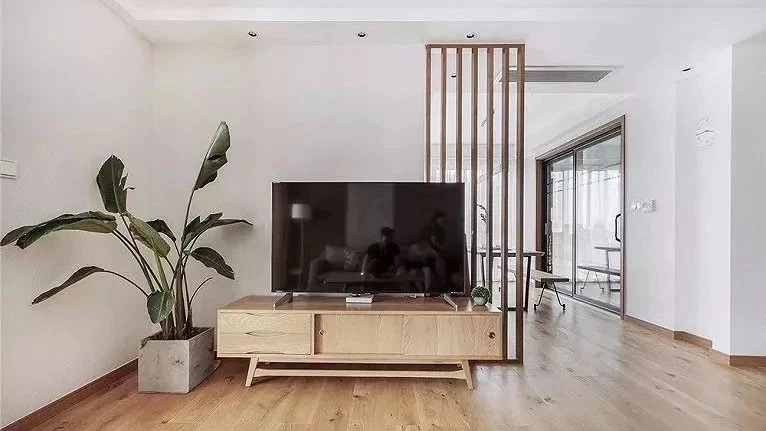 電視墻一定要對稱嗎？這樣不對稱也挺美的！