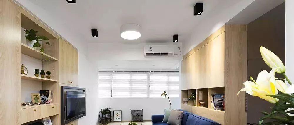 陽臺(tái)還在裝推拉門？現(xiàn)在流行這樣設(shè)計(jì)！何不試試？