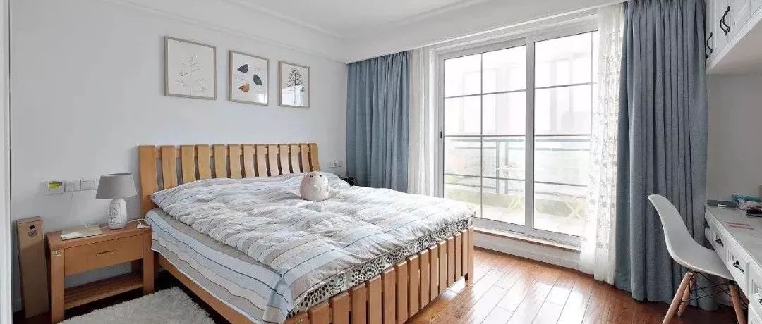 有陽(yáng)臺(tái)的臥室，裝上玻璃推拉門，舒適大方！