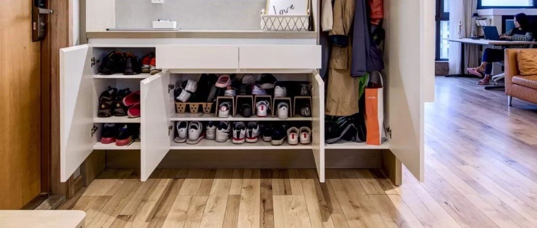 鞋柜底部留空這個小心機，竟帶來如此便利！